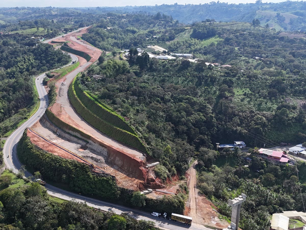 Ataques y hurtos de volquetas ponen en riesgo la doble calzada Popayán – Santander de Quilichao