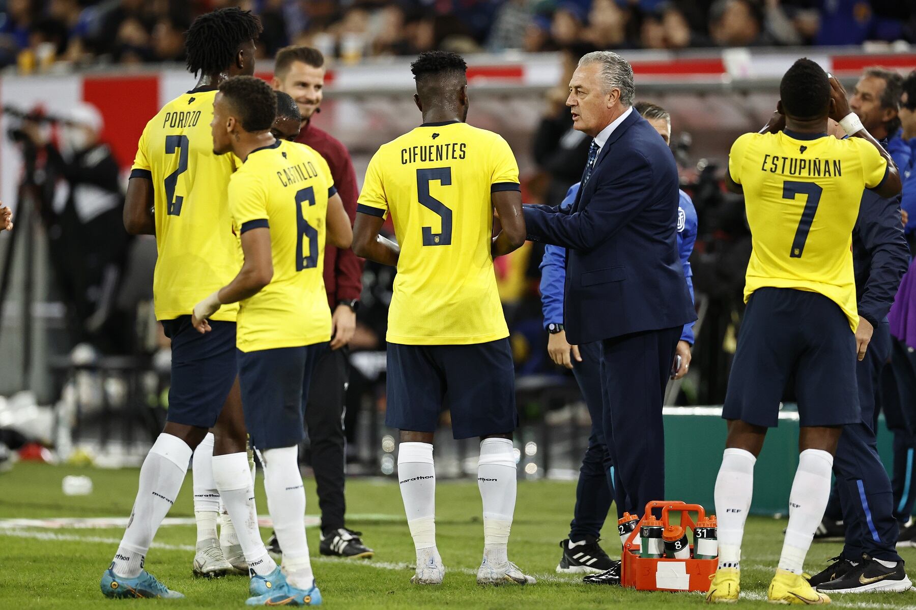 El técnico Gustavo Alfaro da indicaciones a sus futbolistas durante el partido ante Japón/ Getty Images