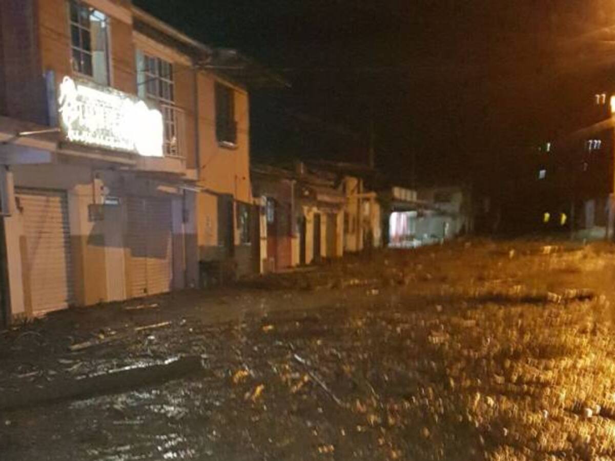 Cinco personas muertas y 18 desaparecidas deja avalancha en Corinto