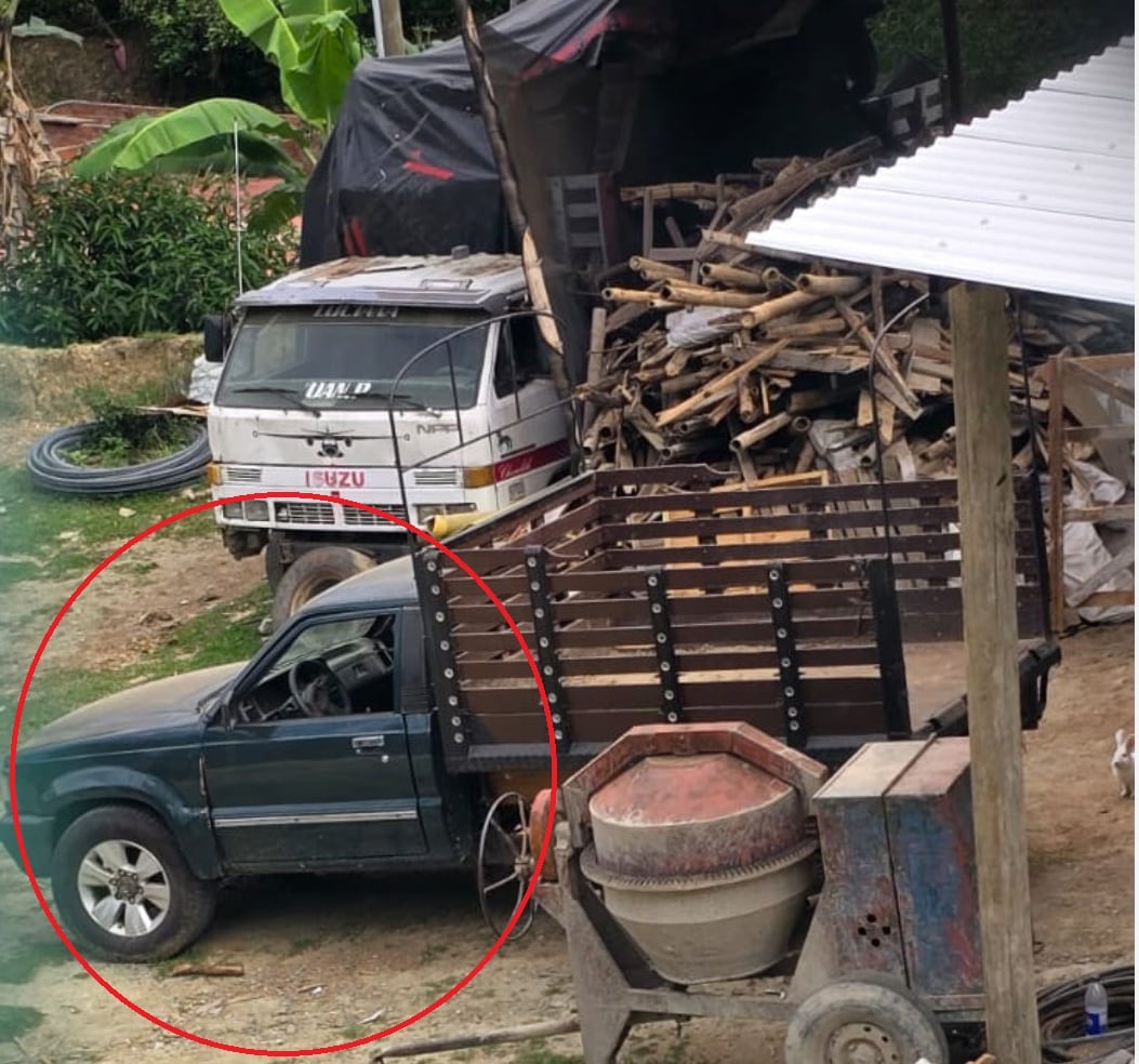 Carro en el que secuestraron al ingeniero Andrés Camilo hallado en un lote del Hospital Mental de Bello- foto @migueldelrioabg