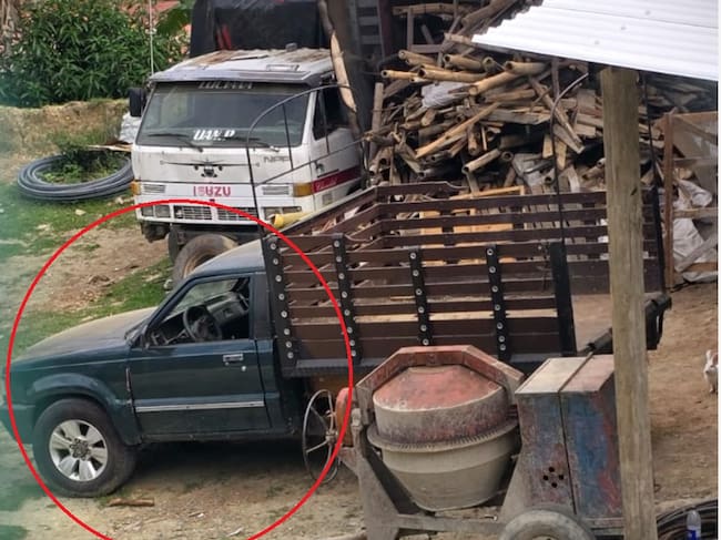 Carro en el que secuestraron al ingeniero Andrés Camilo hallado en un lote del Hospital Mental de Bello- foto @migueldelrioabg