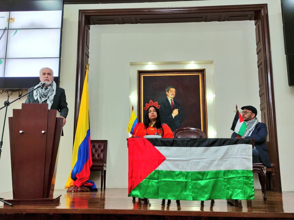El embajador de Palestina en Colombia, Rauf Malki, se reunió con la bancada del Pacto Histórico (Foto: Twitter Karmen Ramírez)