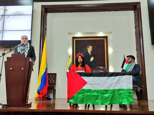 El embajador de Palestina en Colombia, Rauf Malki, se reunió con la bancada del Pacto Histórico (Foto: Twitter Karmen Ramírez)