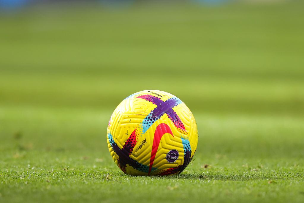 Balón de invierno en la Premier League, primera divisón del fútbol de Inglaterra en un partido entre Tottenham y West Ham United 2023. Foto: James Gill - Danehouse/Getty Images.