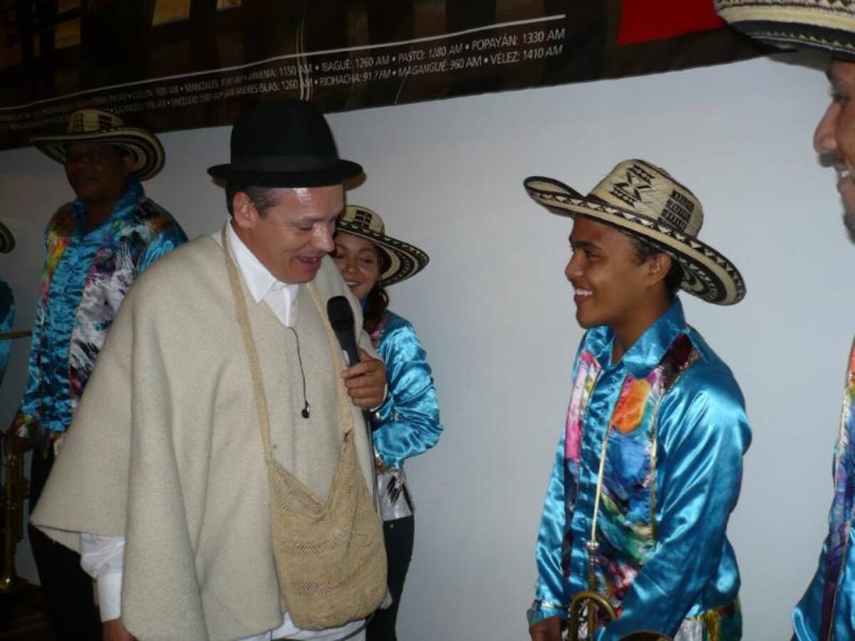 Darío Arizmendi y su equipo desde la heroica, mostrando lo mejor de la ciudad y sus gentes. Foto: Caracol Radio.