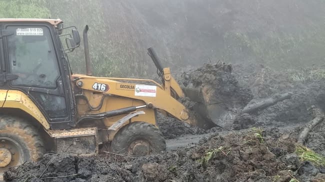 Desde el inicio de los derrumbes originados por las lluvias, la Alcaldía de San Pablo de Borbur en conjunto con la Unidad de Gestión del Riesgo de Boyacá trabajan en habilitar la vía entre Borbur Centro y San Martín / Foto: Alcaldía de San Pablo de Borbur.