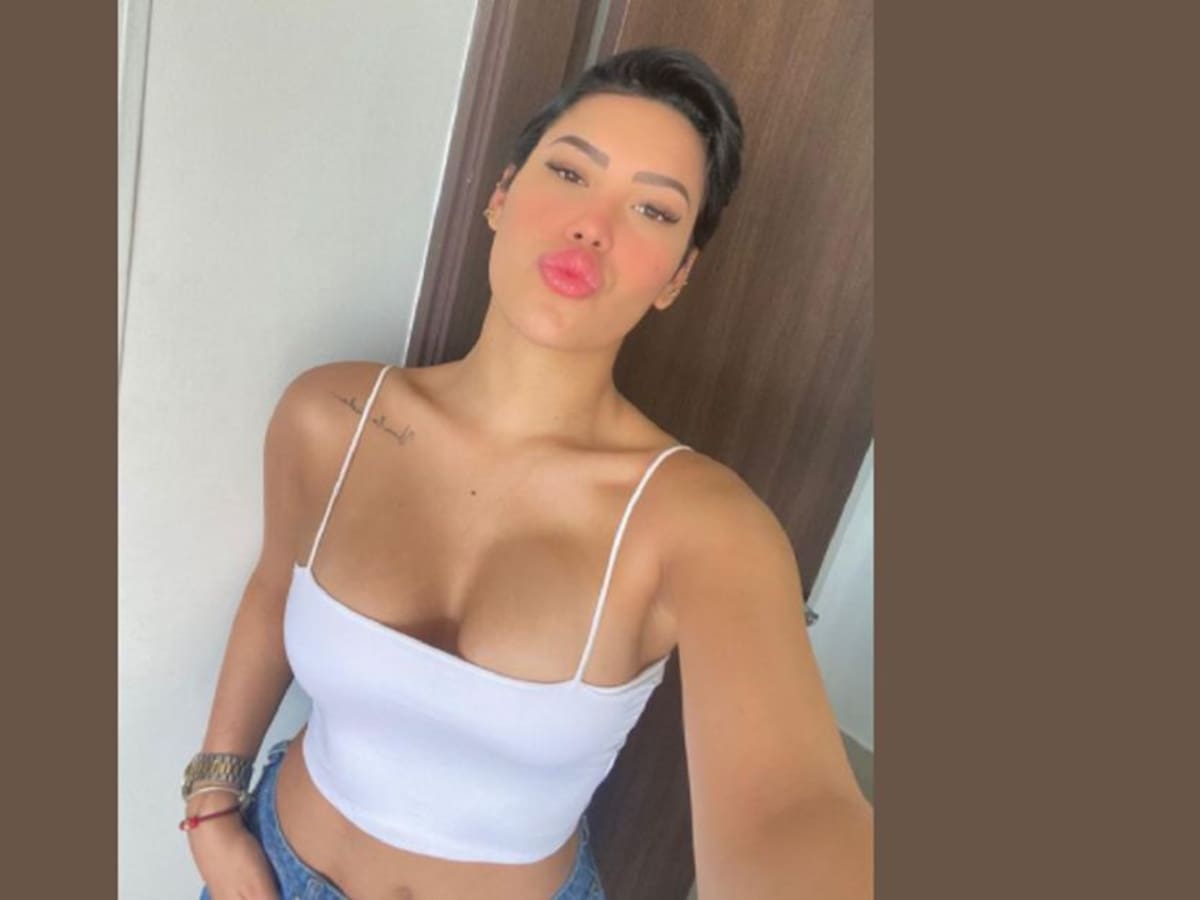 Ana del Castillo casí deja ver todo su pecho desnudo en este video