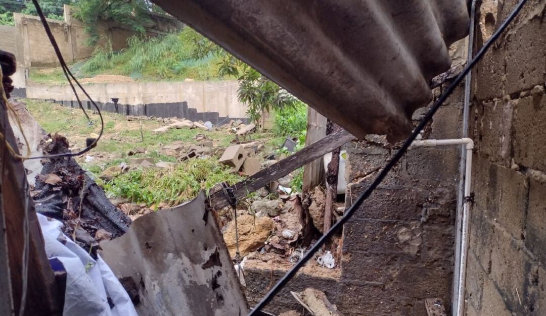 El fuerte aguacero permitió que la estructura se viviera abajo y diera paso a la corriente