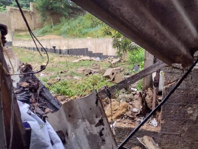 El fuerte aguacero permitió que la estructura se viviera abajo y diera paso a la corriente