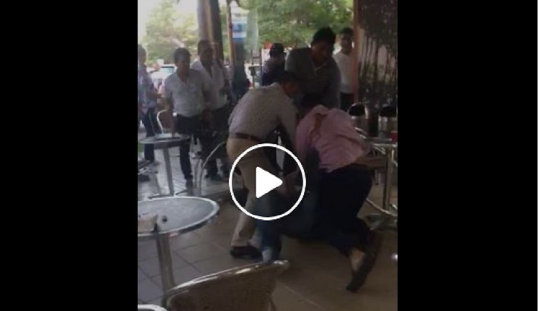 Fuerte pelea entre dos hombres mientras se tomaban un café