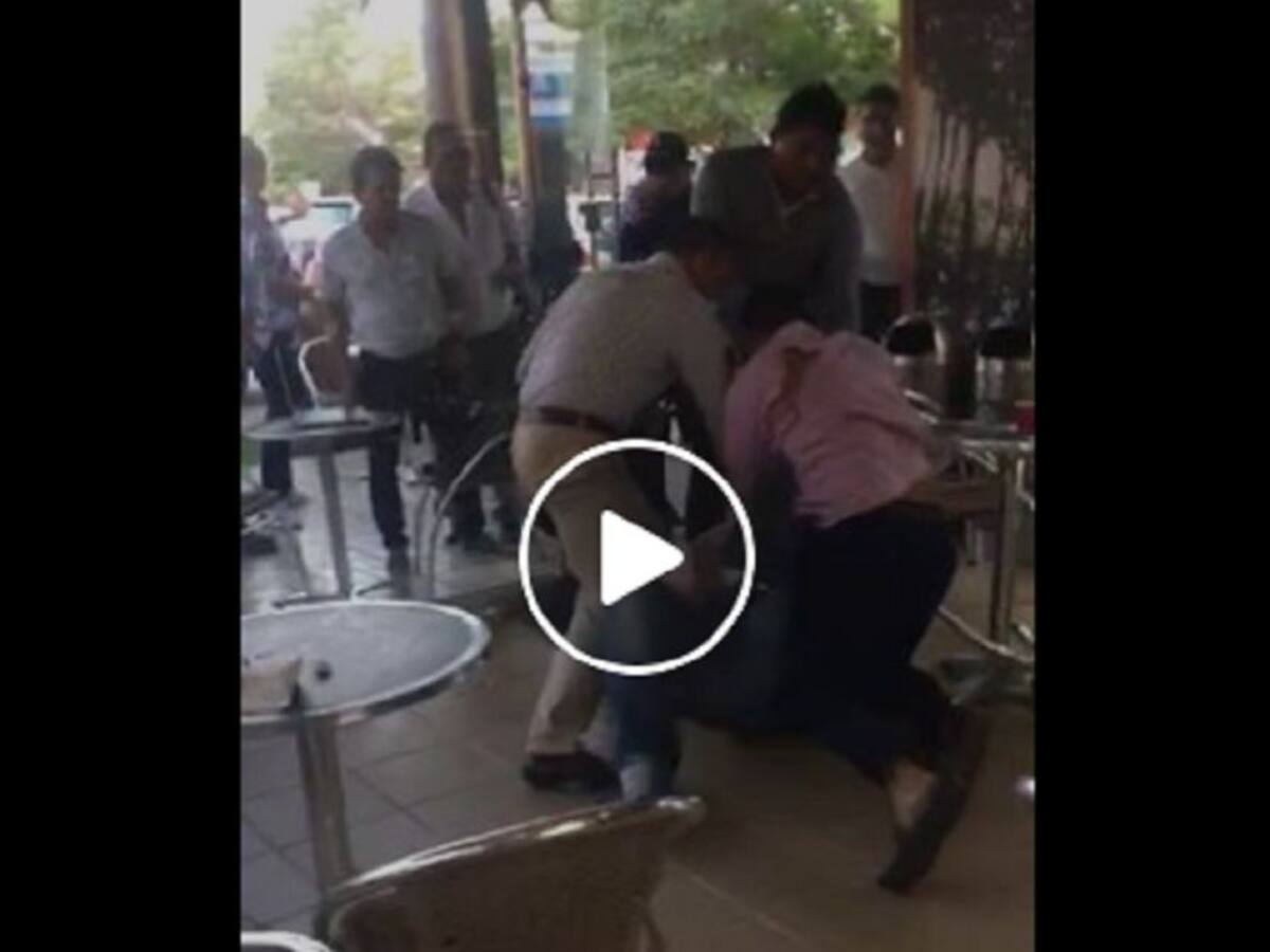 Fuerte pelea entre dos hombres mientras se tomaban un café