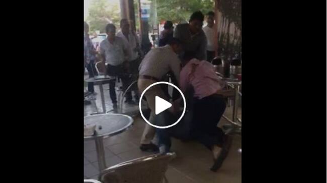 Fuerte pelea entre dos hombres mientras se tomaban un café