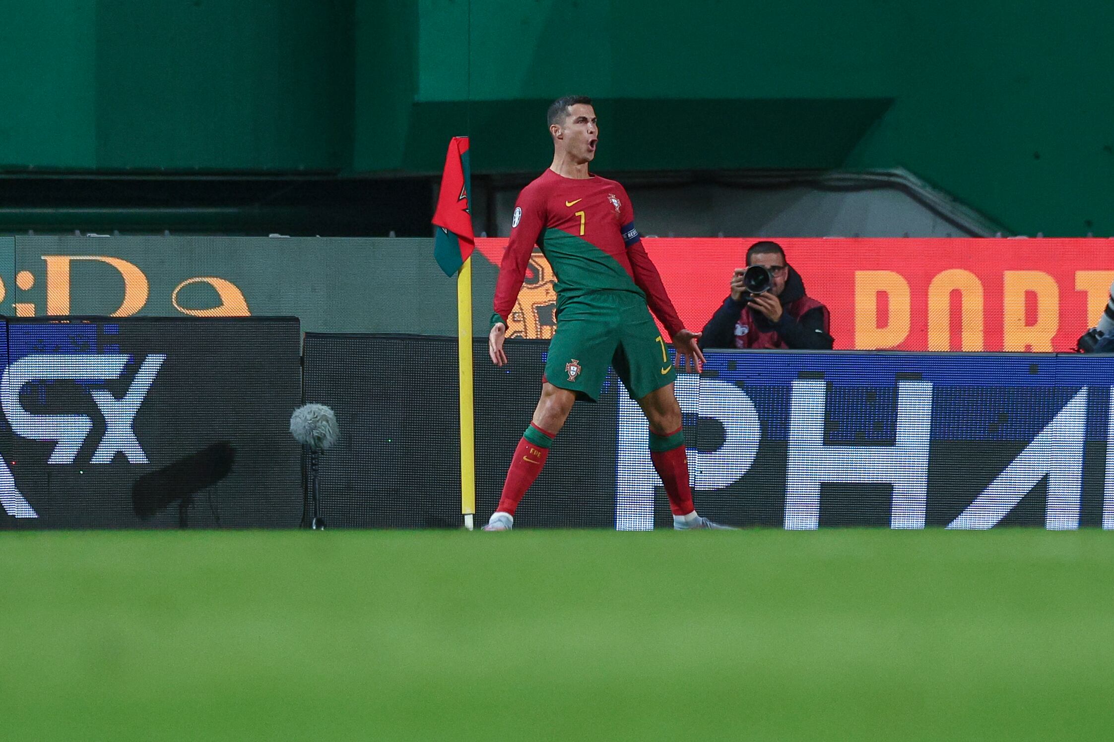 Cristiano Ronaldo celebra su segundo gol en el triunfo 4-0 de Portugal. (Photo by Carlos Rodrigues/Getty Images)