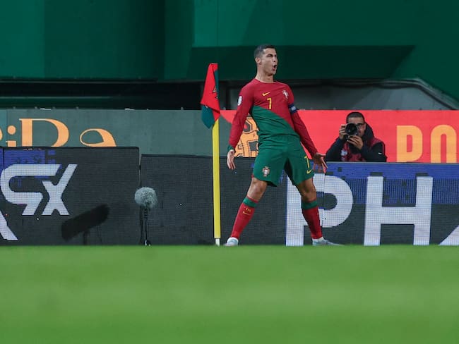 Cristiano Ronaldo celebra su segundo gol en el triunfo 4-0 de Portugal. (Photo by Carlos Rodrigues/Getty Images)