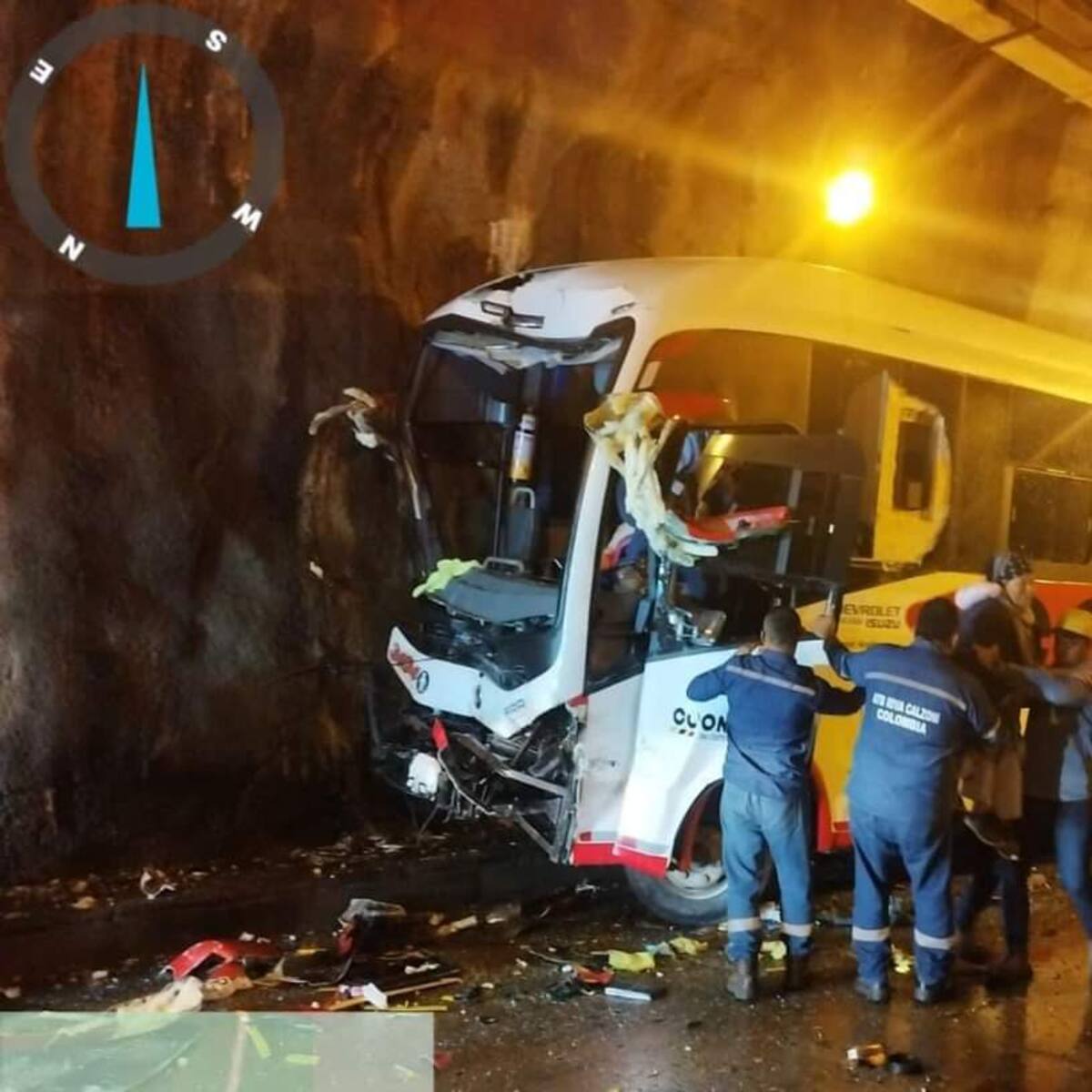 Tres lesionados dejó el choque de un bus y un camión en el túnel vial de Hidroituango