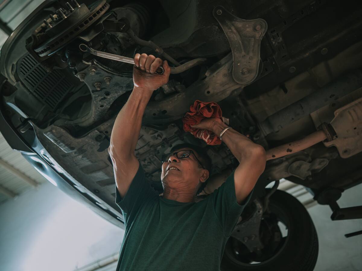 ¿Su carro bota agua o aceite por debajo? Listas de riesgos que debe revisar