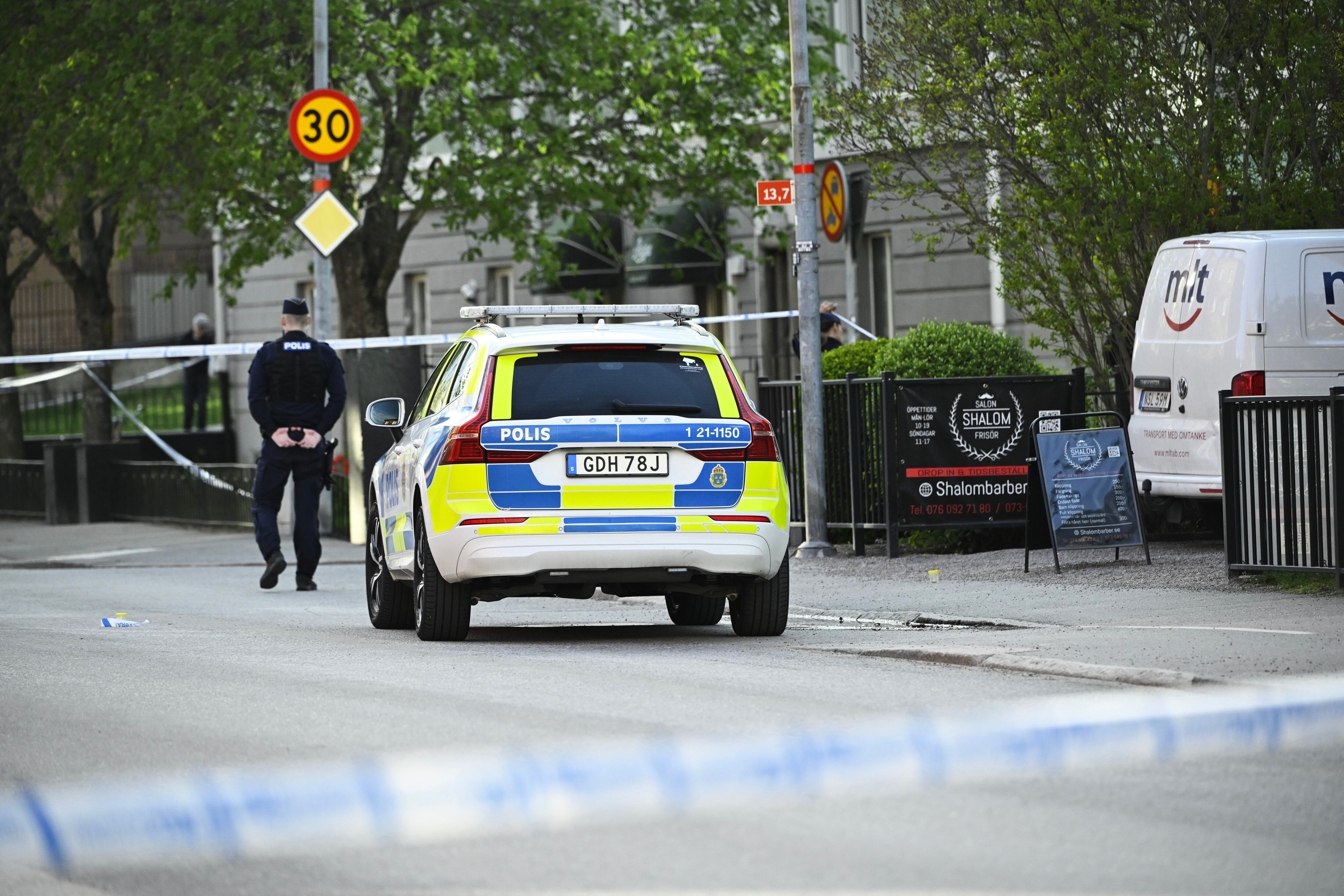 FOTODELDIA UPPSALA, 29/04/2025.- Policía patrulla en las inmediaciones de la plaza Vaksala en Uppsala, 29 de abril de 2025, donde al menos tres personas han muerto en un tiroteo, EFE/FREDRIK SANDBERG SWEDEN OUT