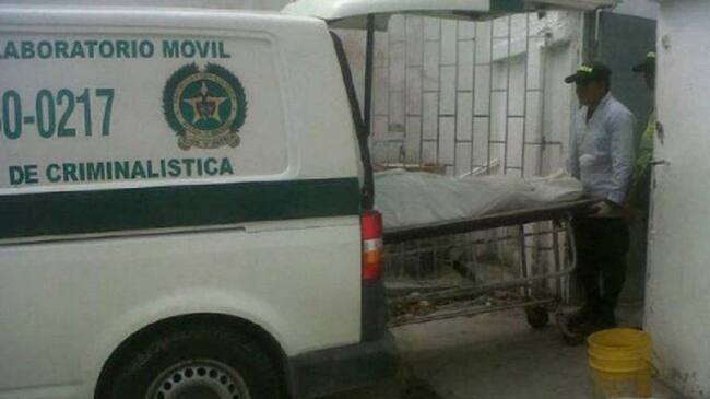 En medio del forcejeo la víctima intentó huir y el presunto atracador le propinó varios balazos. El hecho ocurrió en el sector Estela de Olaya Herrera