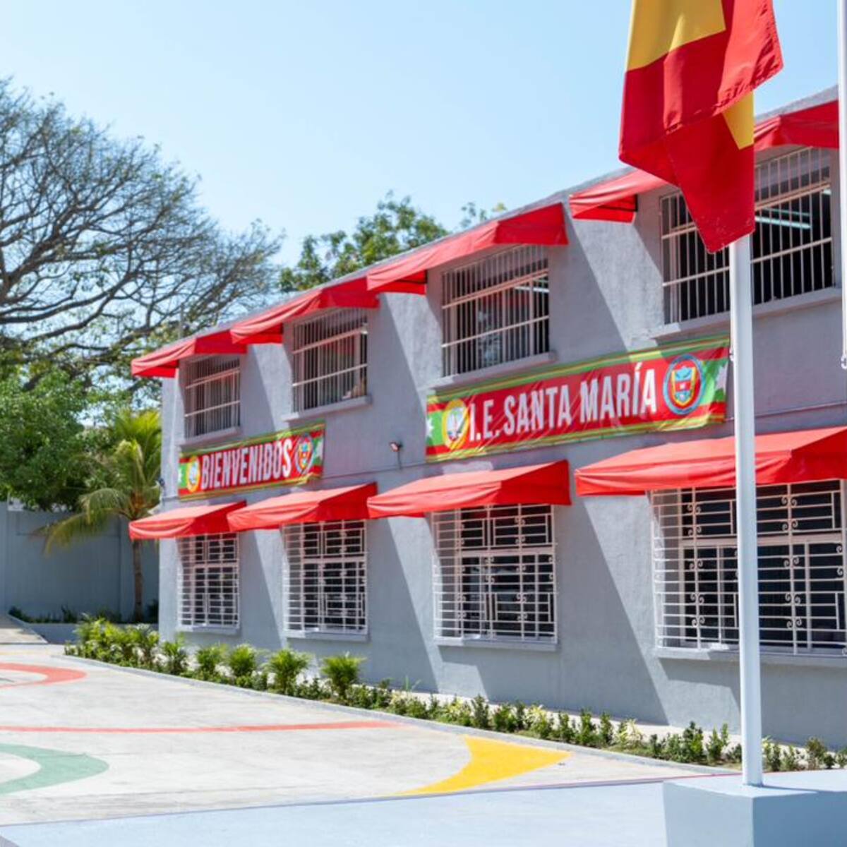 I.E. Santa María estrena Patio de Banderas un espacio renovado para la cultura y convivencia escolar