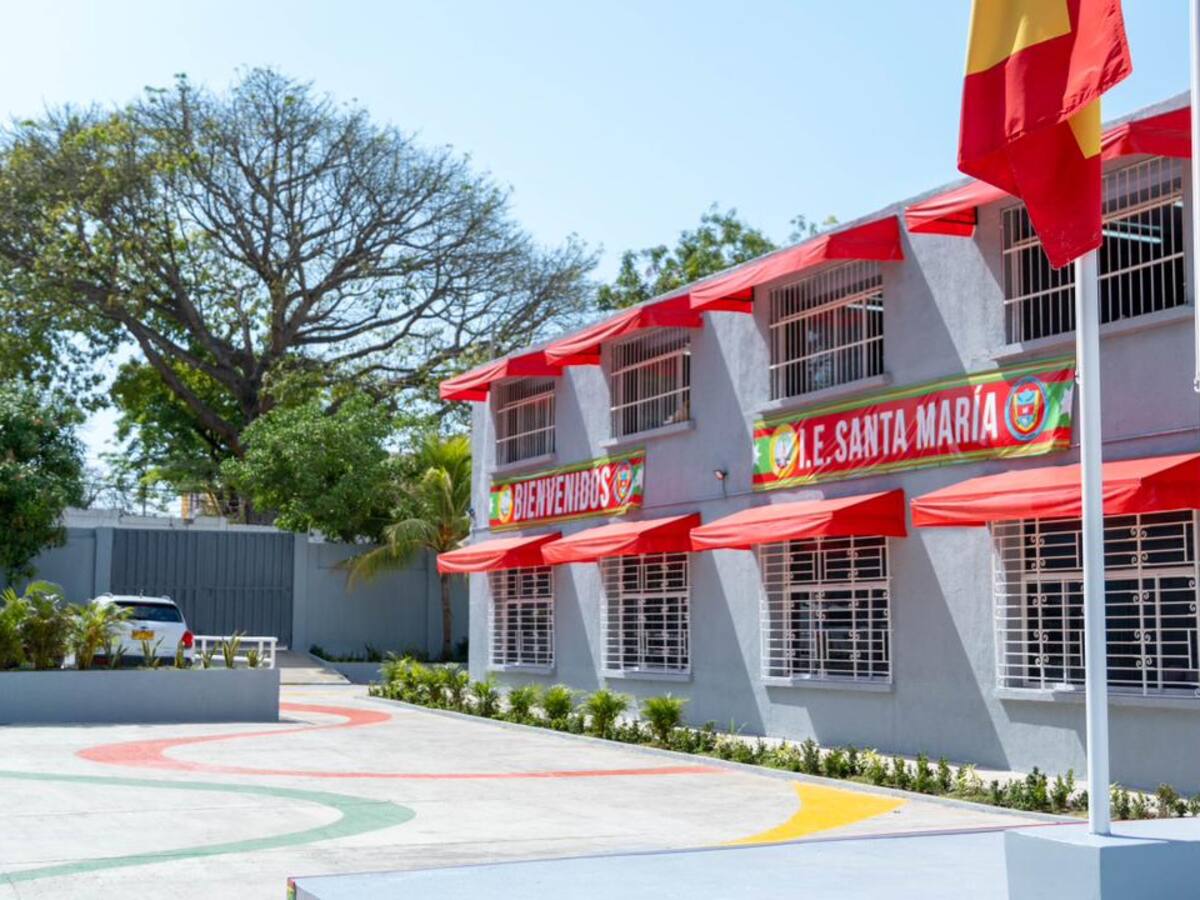 I.E. Santa María estrena Patio de Banderas un espacio renovado para la cultura y convivencia escolar