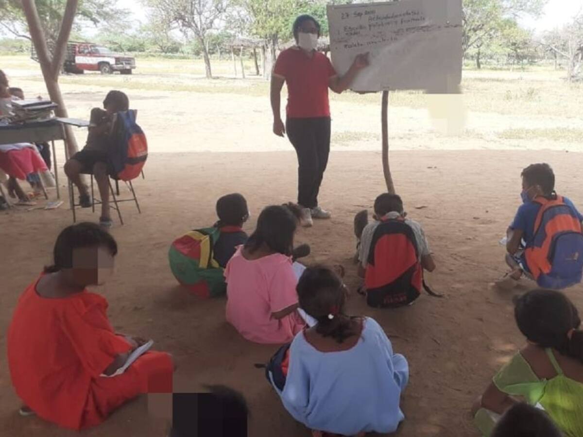 Denuncian que niños Wayuu reciben clases en el suelo y sin aulas