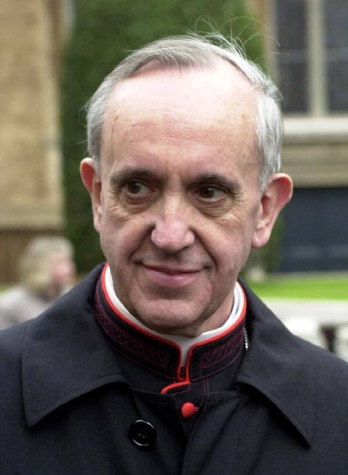 Hijo de un matrimonio de italianos formado por Mario Bergoglio (empleado ferroviario) y Regina (ama de casa).
