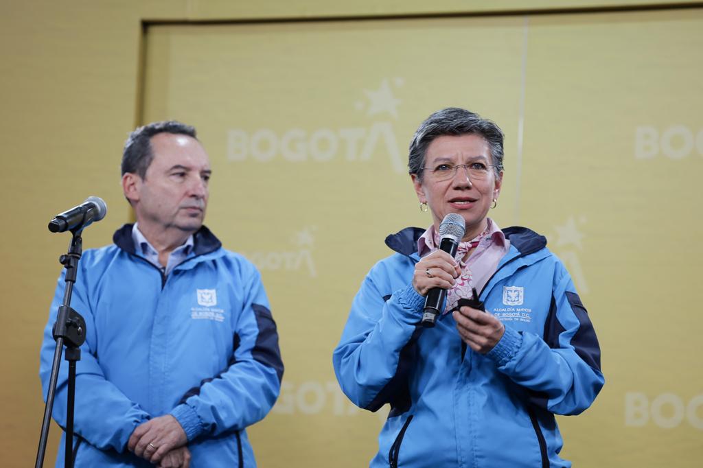 Alcaldesa de Bogotá, Claudia López, y el secretario de Salud, Alejandro Gómez. Foto: Alcaldía de Bogotá