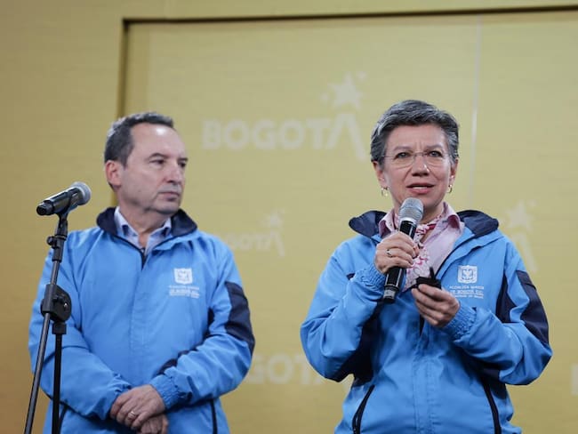 Alcaldesa de Bogotá, Claudia López, y el secretario de Salud, Alejandro Gómez. Foto: Alcaldía de Bogotá