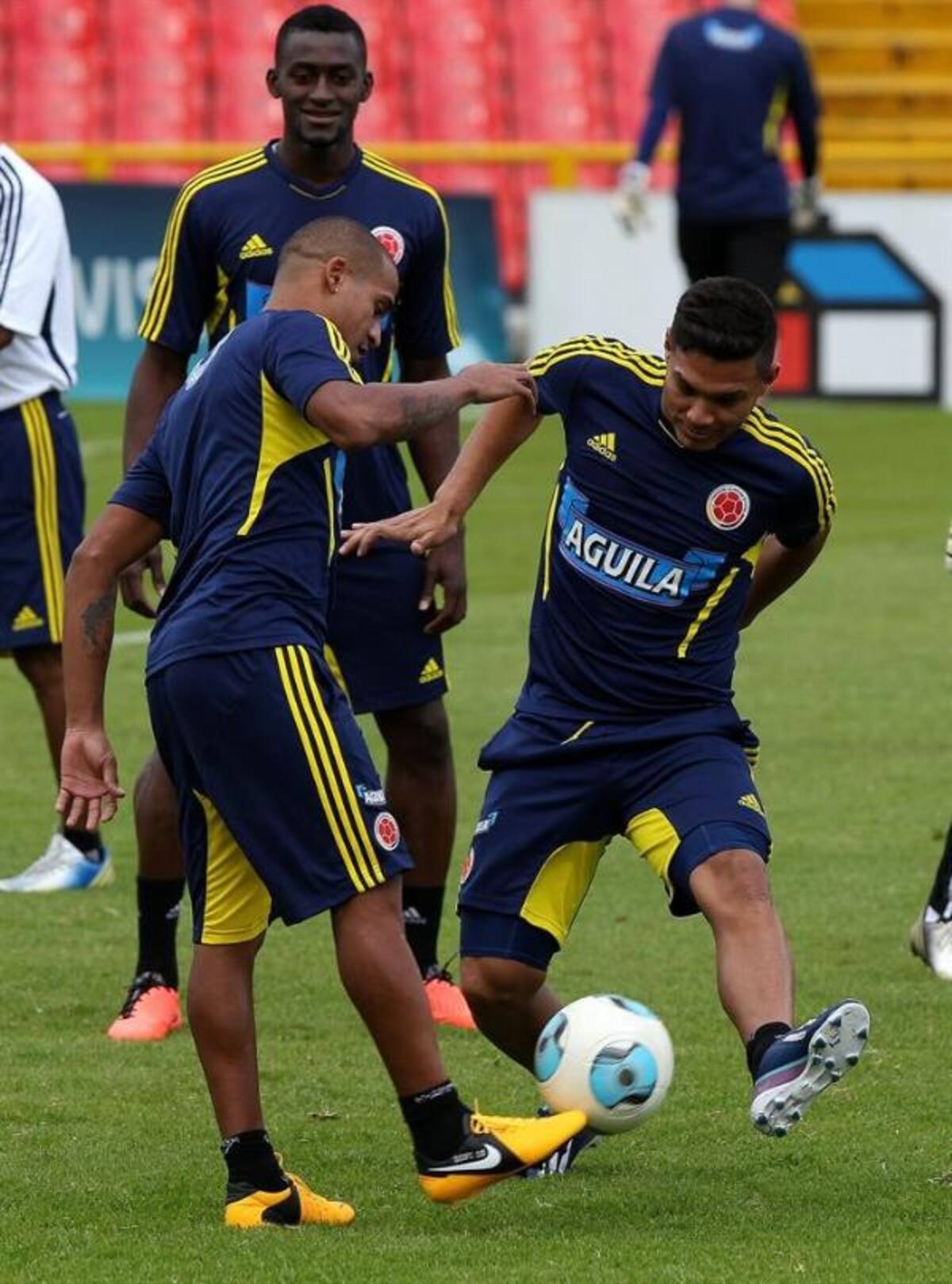 Macnelly Torres y Teófilo Gutiérrez entrenan en el Estadio El Campín. Foto: EFE