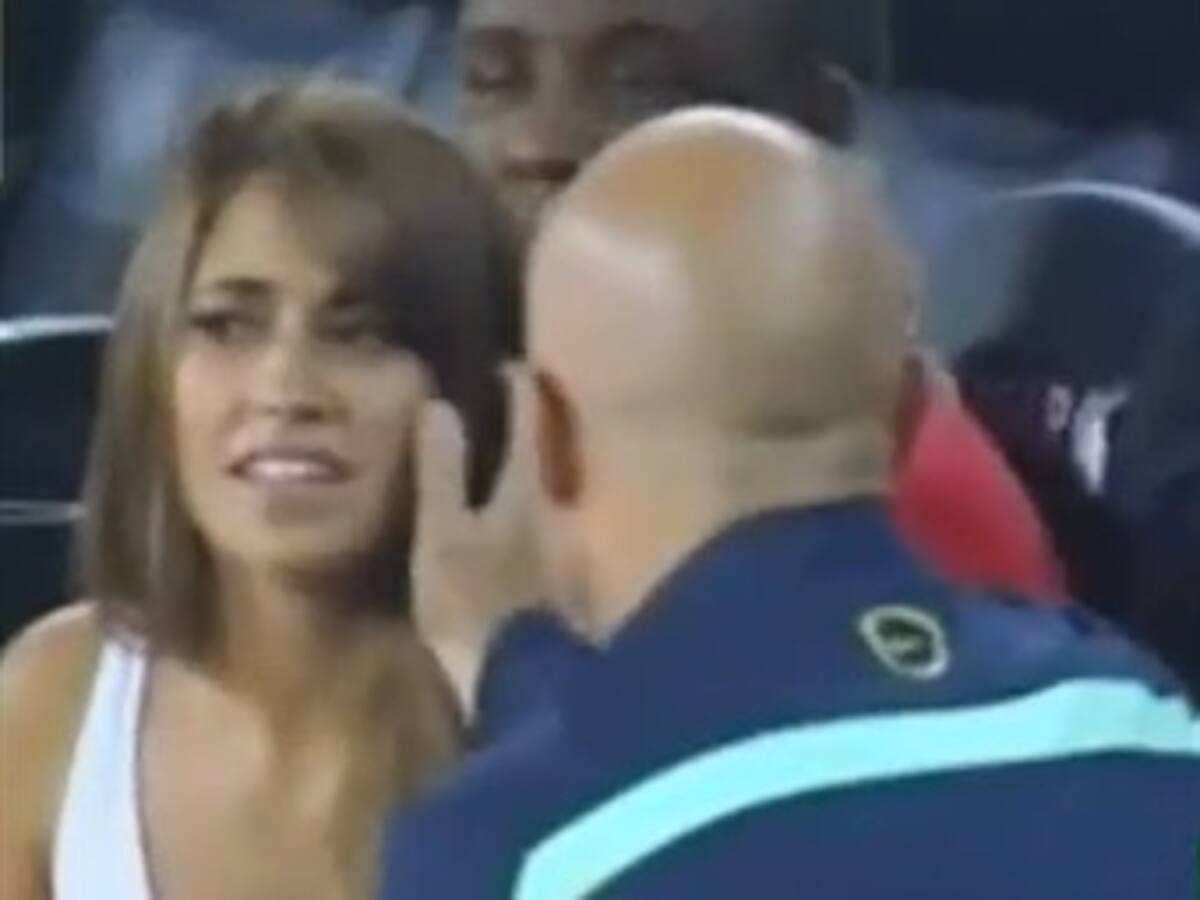 Preparador de arqueros de Barcelona acaricia a la novia de Messi previo a un partido