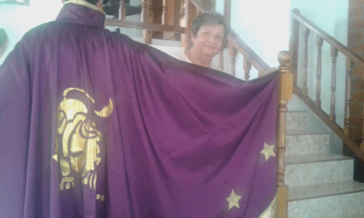 Esther Lilia, una de las confeccionistas de disfraces del Carnaval de Riosucio. En esta temporada ya hace los ultimos detalles de los atuendos. 