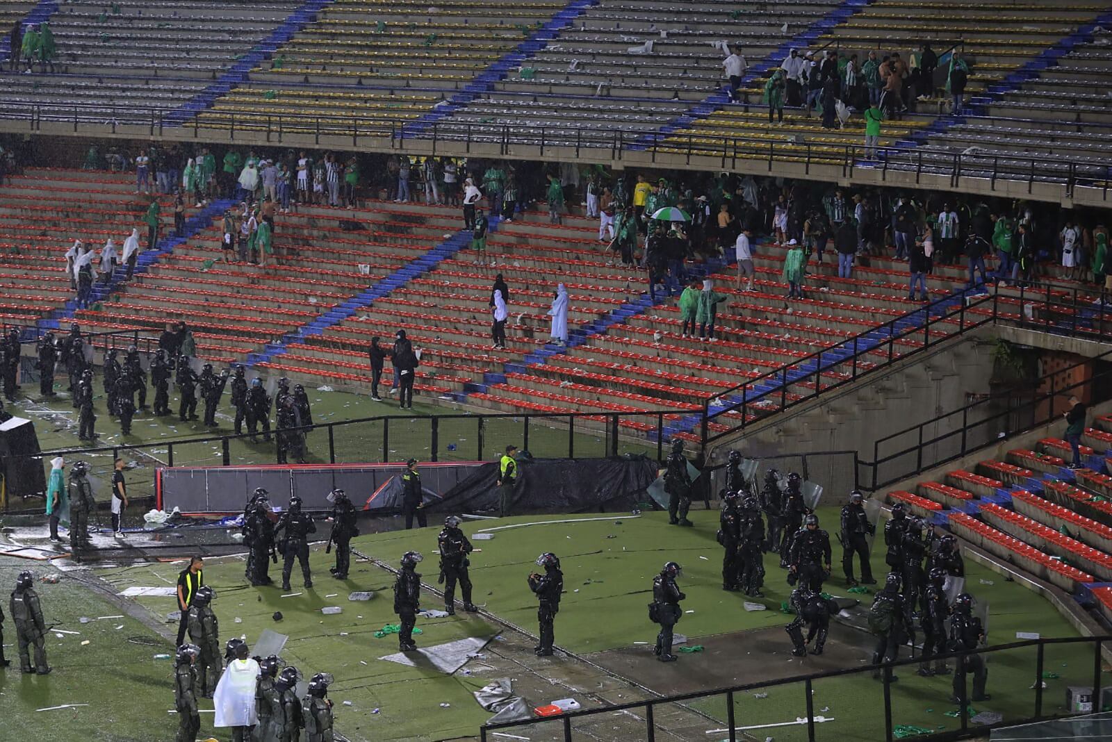 La tribuna sur del estadio Atanasio Girardot tras ser desalojada por los Policías / Diario AS.