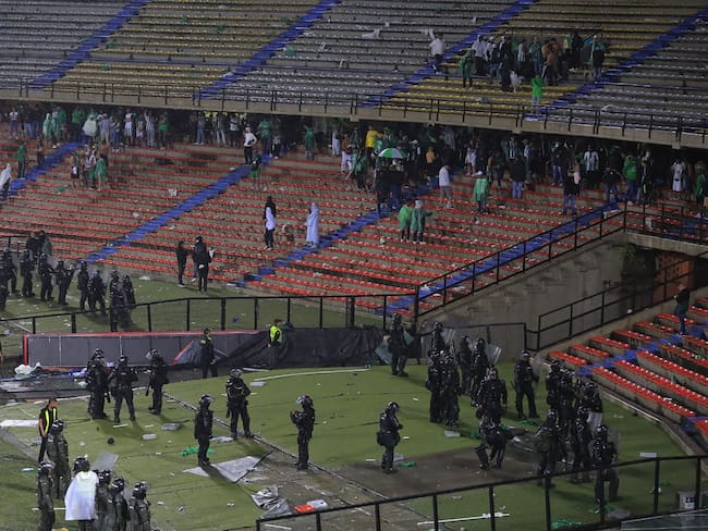 La tribuna sur del estadio Atanasio Girardot tras ser desalojada por los Policías / Diario AS.