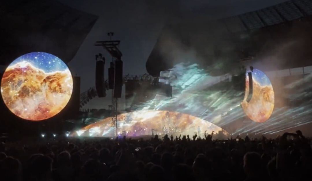 Imágenes del del telescopio James Webb en medio de un concierto de Coldplay