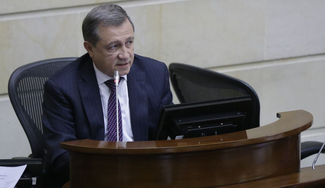 El senador hizo duras criticas a la directora de la colectividad