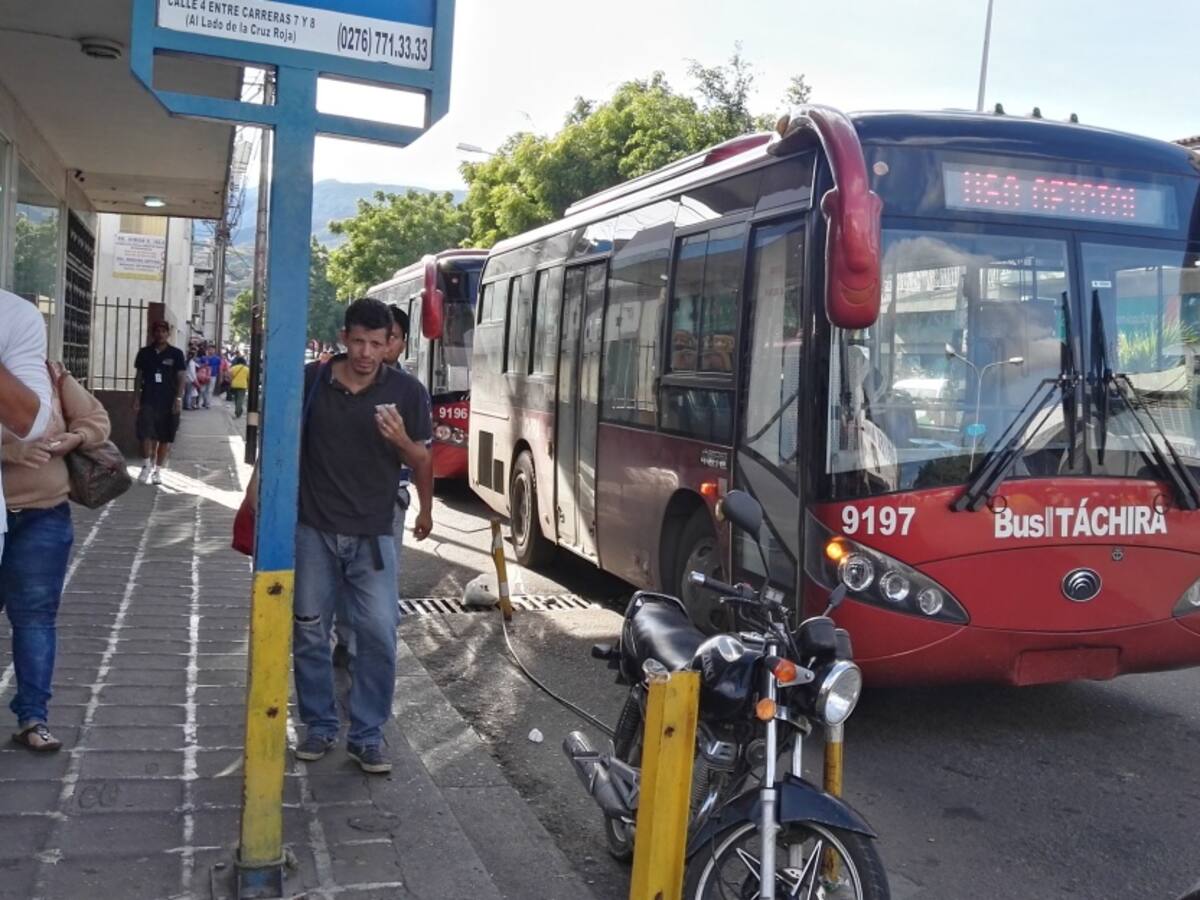 Denuncias ofrecimiento de buses para movilizar a colombianos a la frontera