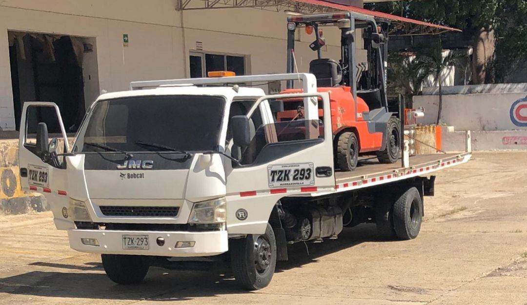 Grúa en la que los delincuentes pretendían robar un motocarga en una empresa en el barrio Lucero.