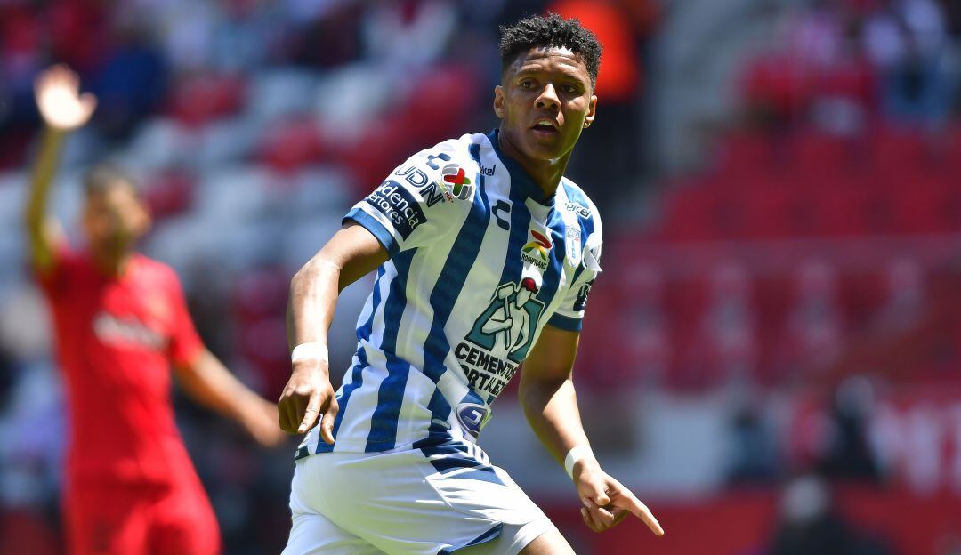 Yairo Moreno anotando para el Pachuca ene México.