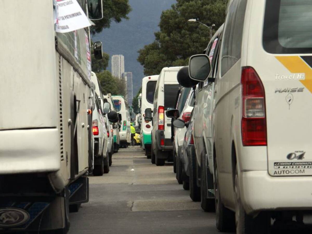Padres bloquean vías para que Distrito implemente rutas en colegio de Bogotá