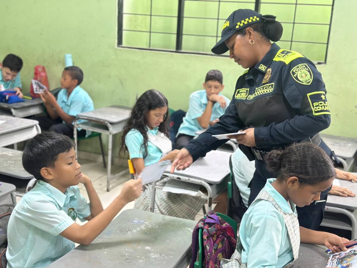 Estudiantes de Versalles expresaron gratitud a la Fuerza Pública en Magangué, Bolívar