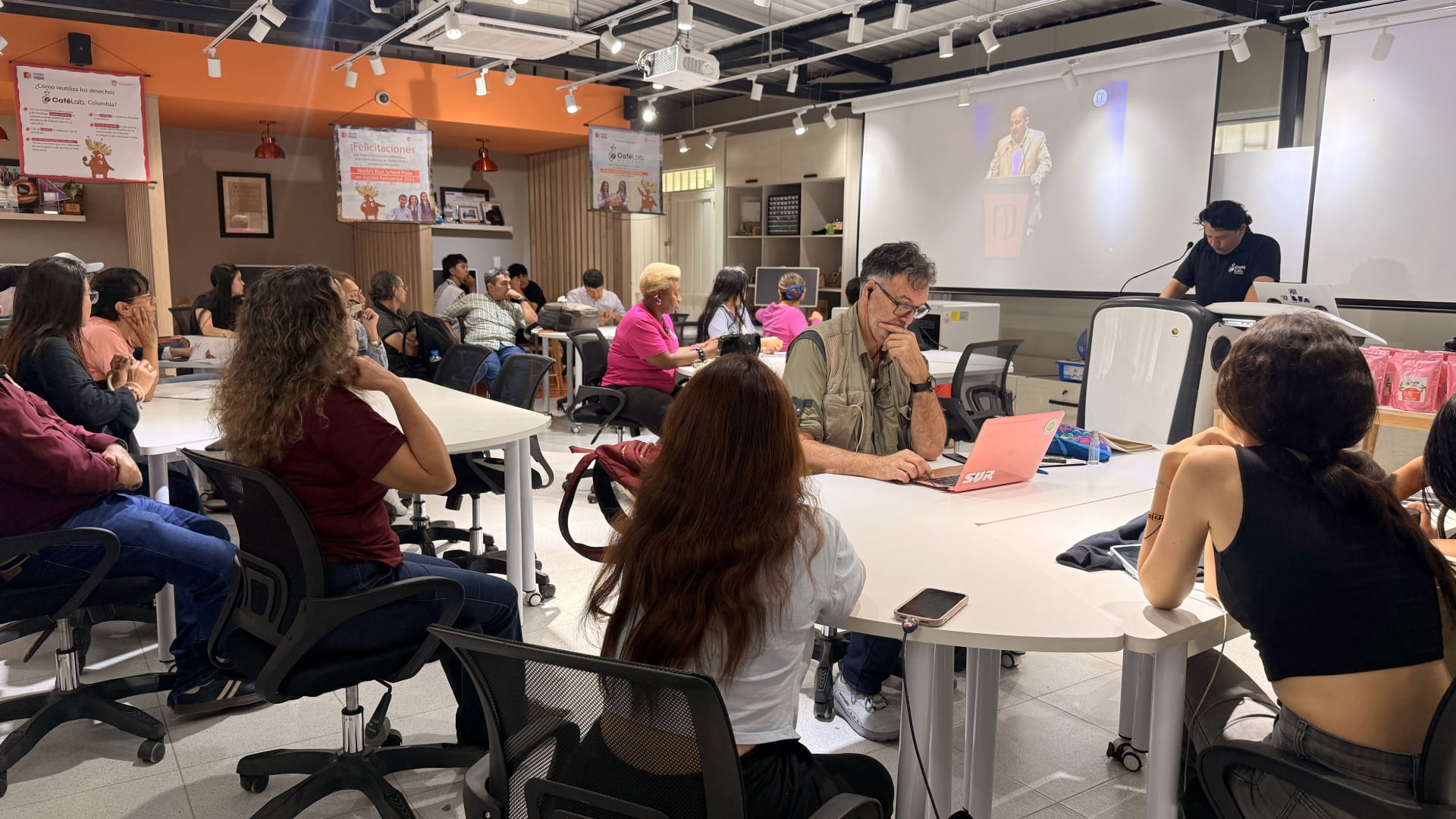 Actualmente la iniciativa trabaja para modernizar su laboratorio de comunicaciones para difundir de mejor manera sus trabajos. | Foto: CaféLab