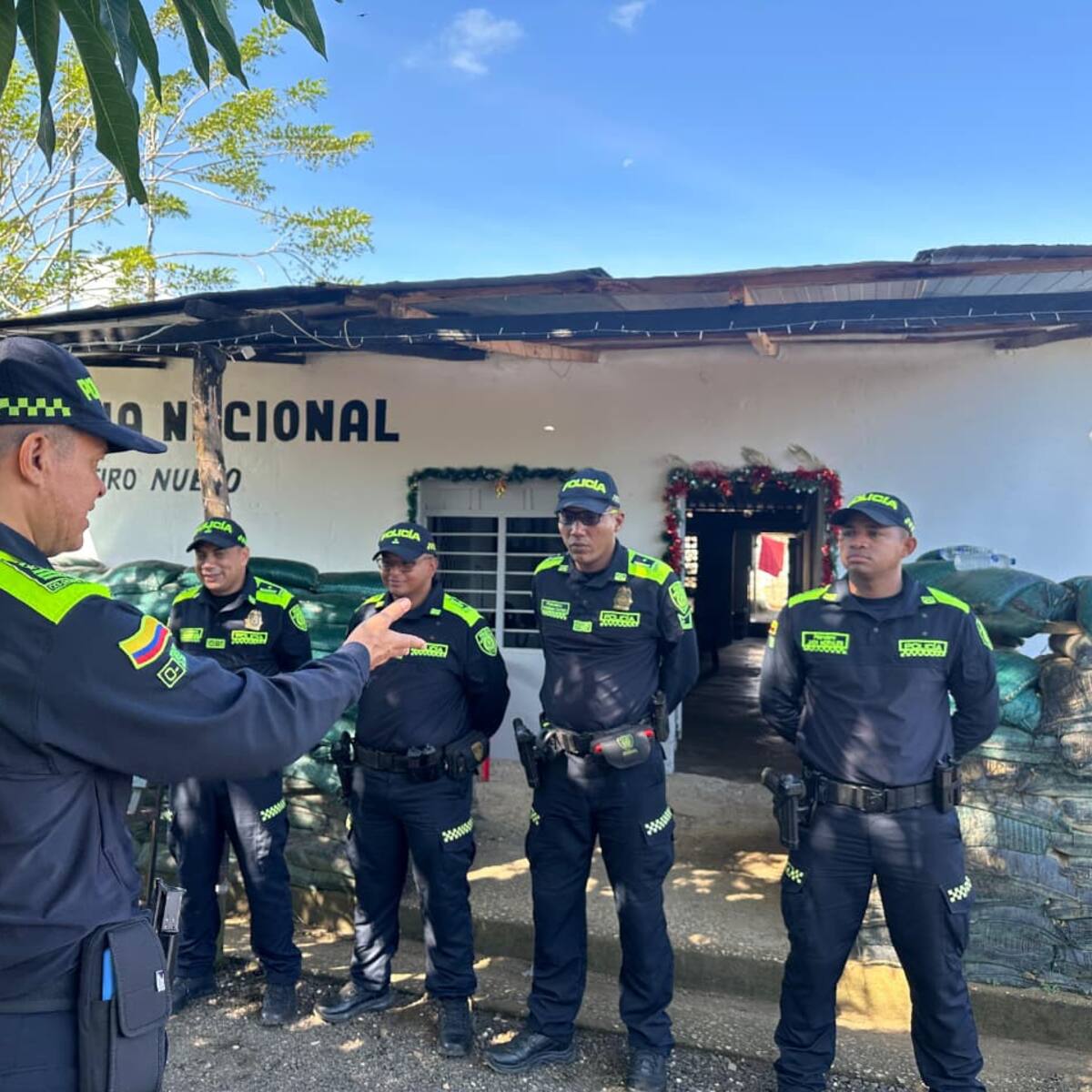 Café bajo el Totumo: la visita que reconfortó a los policías de Retiro Nuevo