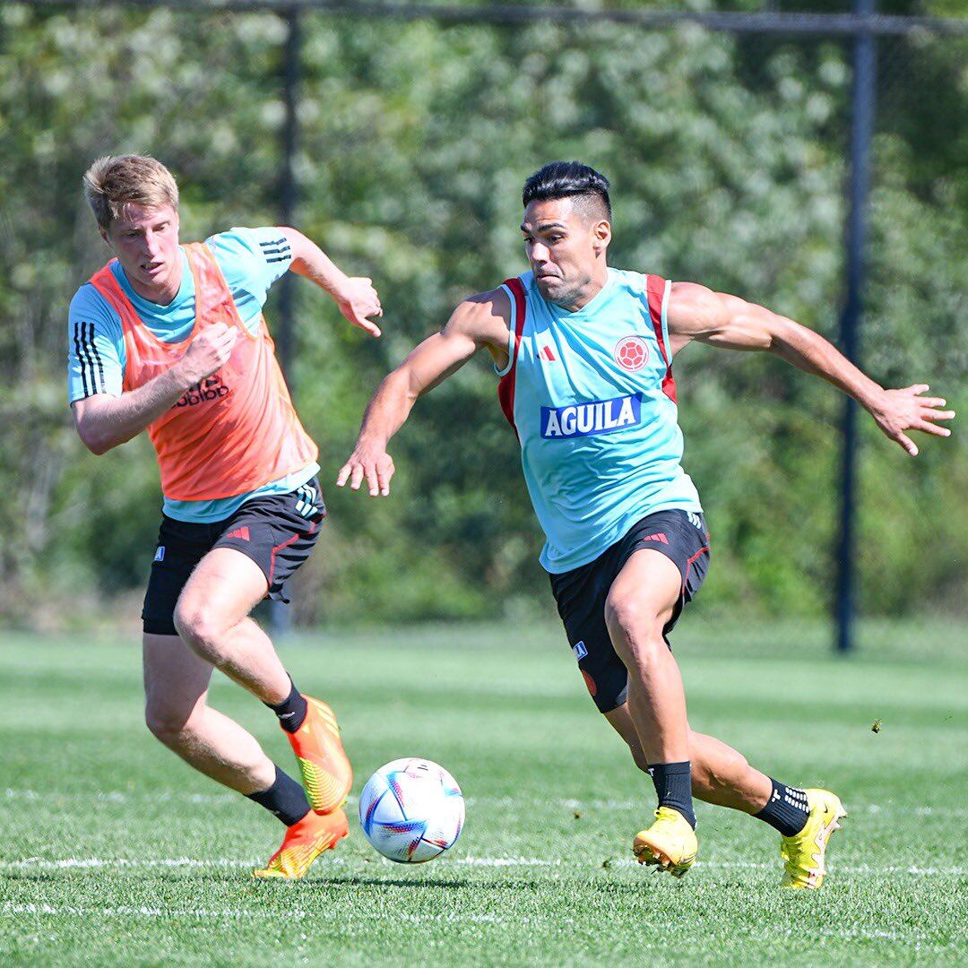 Andrés Llinás, defensa de Millonarios, marca a Falcao García, en los entramientos de la Selección Colombia / FCF.