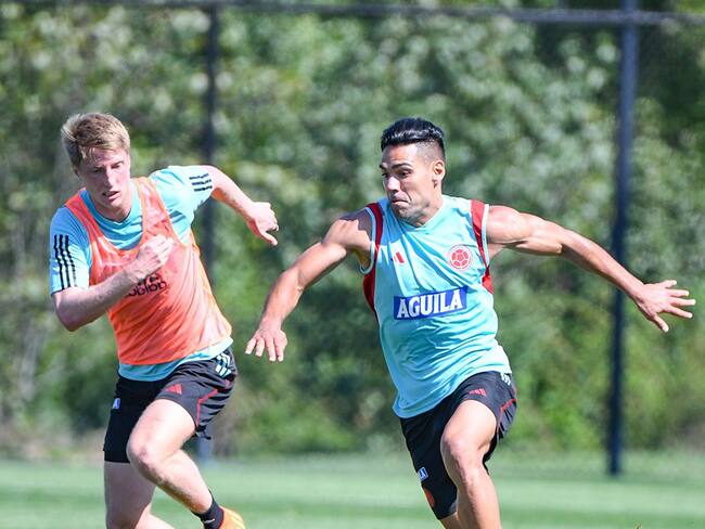 Andrés Llinás, defensa de Millonarios, marca a Falcao García, en los entramientos de la Selección Colombia / FCF.