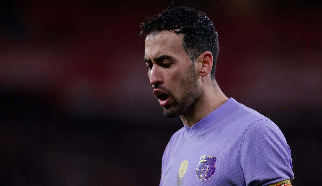 Sergio Busquets se lamenta por la derrota en San Mamés.