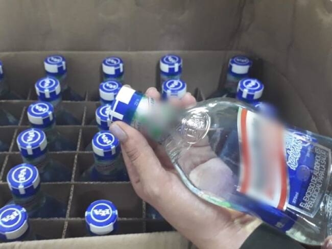 Oculto entre huevos iban 1.500 botellas de aguardiente de contrabando