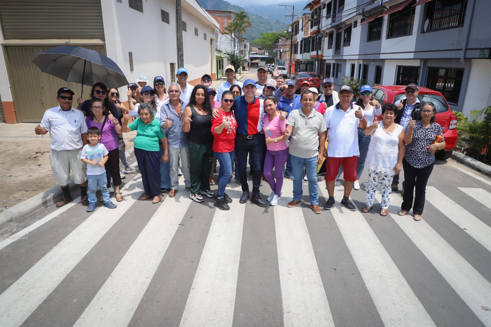 El alcalde de Ibagué Andrés Hurtado junto a la comunidad del barrio La Ceiba