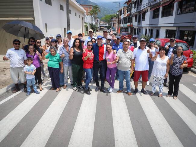 El alcalde de Ibagué Andrés Hurtado junto a la comunidad del barrio La Ceiba