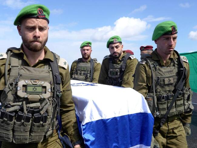 JERUSALÉN, 20/02/2025.-El Ejército de Israel anunció a las 11.47 hora local (9.47 GMT) que los vehículos que cargan con los ataúdes entregados este jueves por Hamás en Gaza, en los que se encuentran los cuerpos de cuatro rehenes israelíes, ya cruzaron a territorio israelí. "Hace poco, fuerzas de las Fuerzas de Defensa de Israel (IDF) y la Agencia de Seguridad Interior (el Shin Bet) introdujeron los ataúdes de los cuatro rehenes fallecidos a través de la frontera hacia Israel, y están siendo llevados al Instituto Nacional de Medicina Forense para pasar un proceso de identificación", recogió un comunicado castrense..-EFE/IDF***SOLO USO EDITORIAL/SOLO DISPONIBLE PARA ILUSTRAR LA NOTICIA QUE ACOMPAÑA (CRÉDITO OBLIGATORIO)***