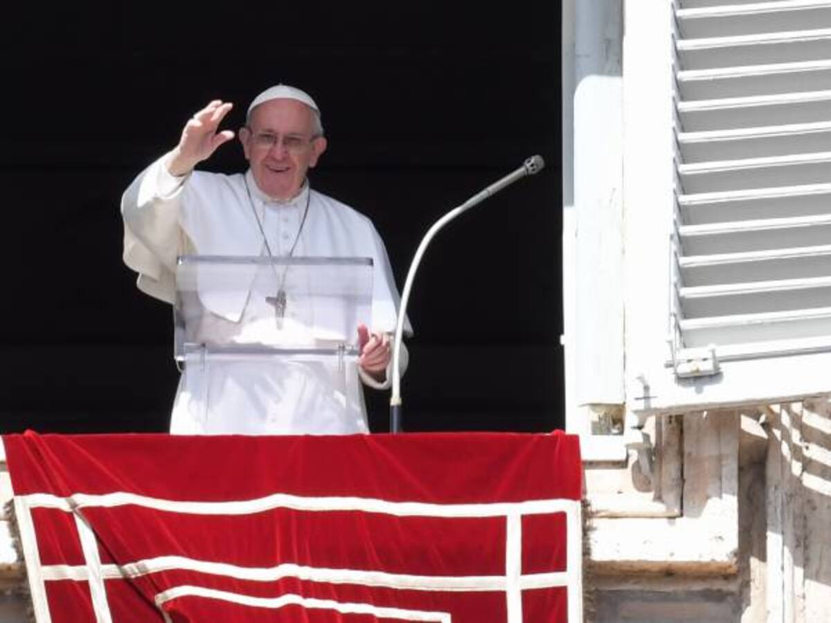 El papa agradece a la policía por proteger a los feligreses de los "locos"